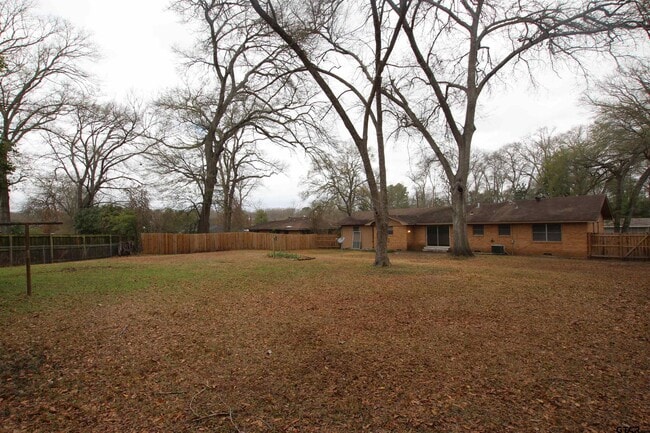 Building Photo - 2725 Tanglewood Dr