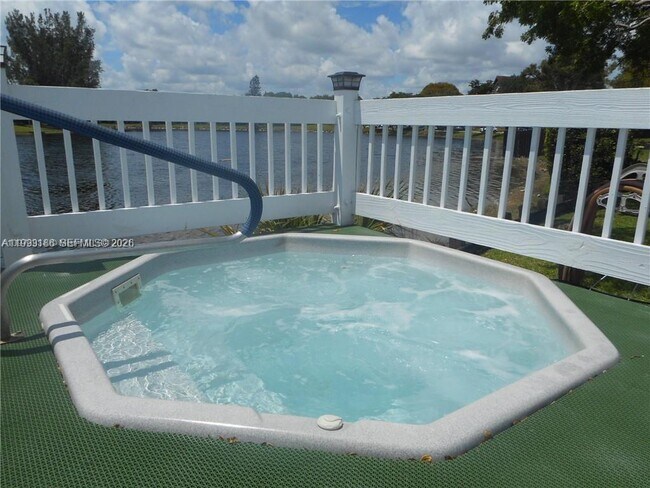 Building Photo - 3690 Inverrary Dr