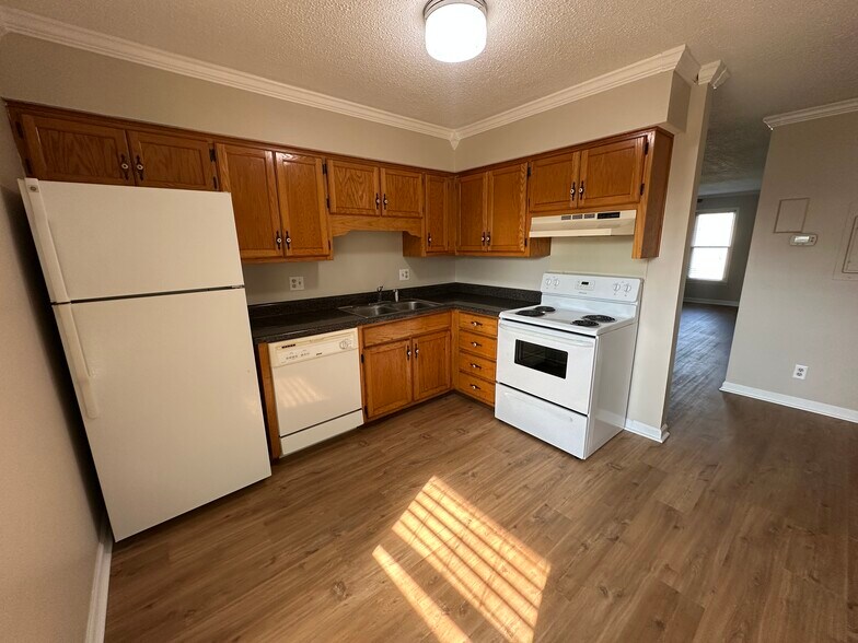 Building Photo - 2145 Westmead Dr SW
