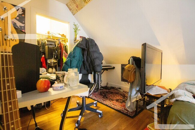 Building Photo - Really nice 4 bed in Allston.....Don't miss out!!