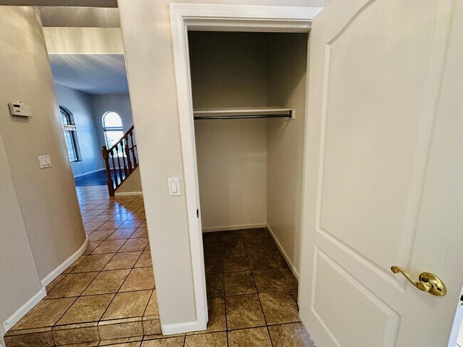 Building Photo - 672 W Raven Dr