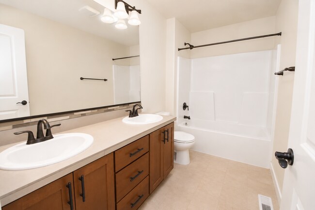 Building Photo - 402 NE 77th Ave