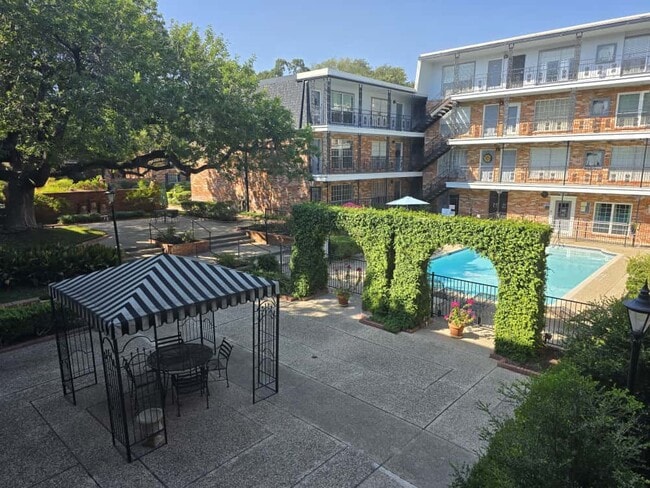 Building Photo - 8401 N New Braunfels Ave