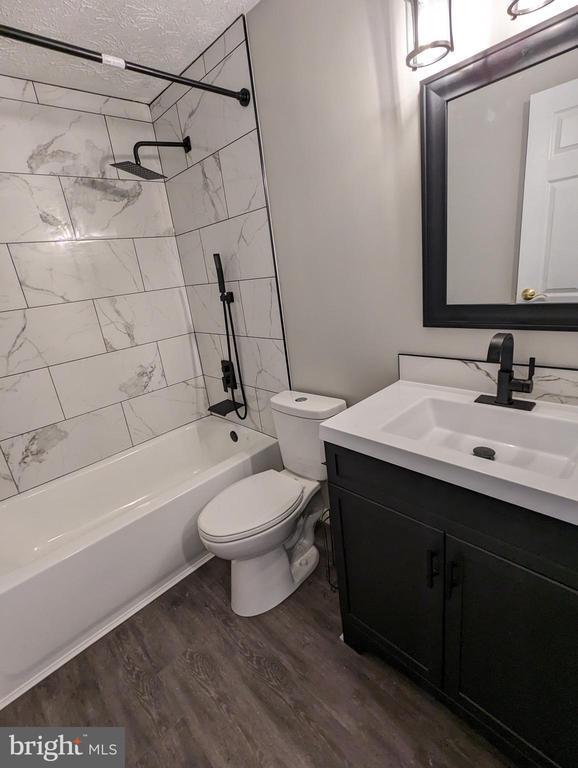 Building Photo - 1680 Thenia Pl