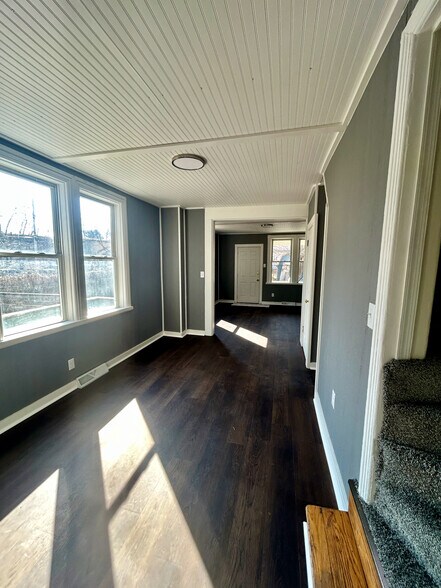 Building Photo - 389 E King St