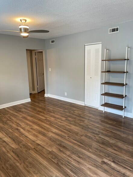 Spacious living area - 9055 Wrenwood Ln