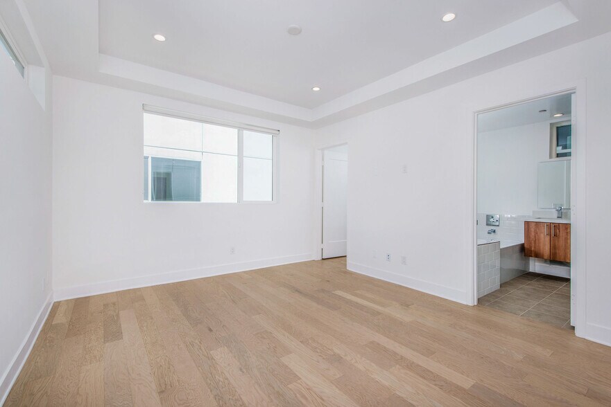 Building Photo - 857 1/2 Hyperion Ave