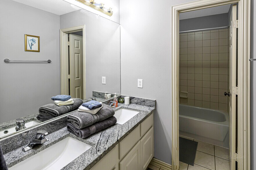Building Photo - 3719 Kingsburg Ct