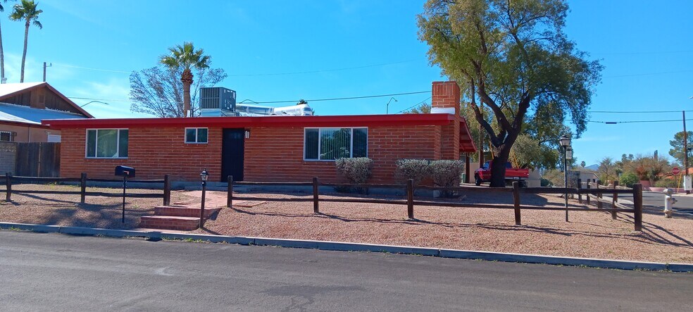 Building Photo - 3920 E Poe St