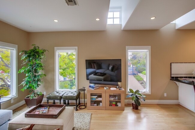 Building Photo - 2455 Presidio Dr