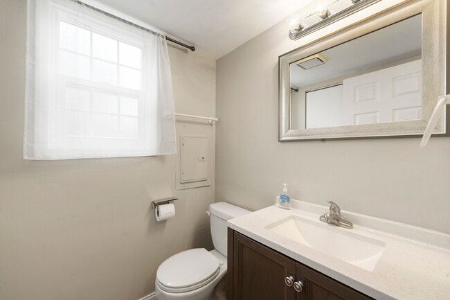 Building Photo - 1301 Seabury Cir