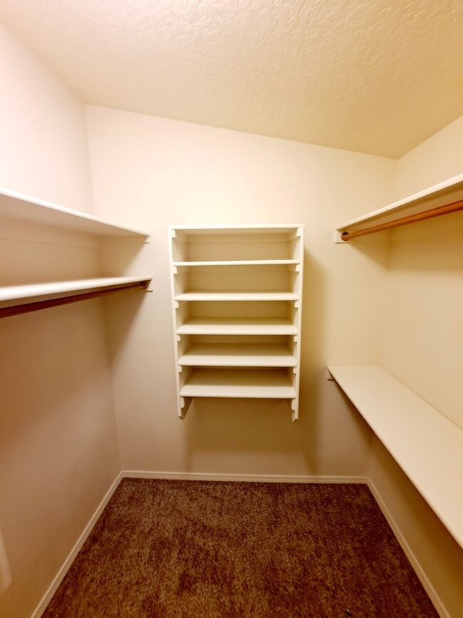 Building Photo - Gorgeous 4-bedroom, 2-bath home featuring ...