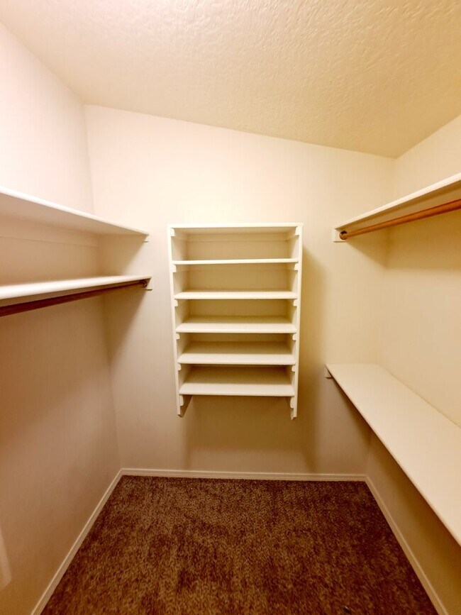 Building Photo - Gorgeous 4-bedroom, 2-bath home featuring two spacious living areas