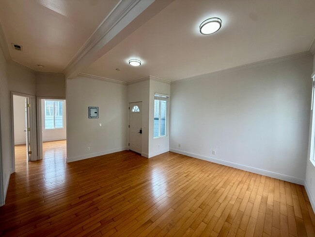 Building Photo - 2068 McAllister St