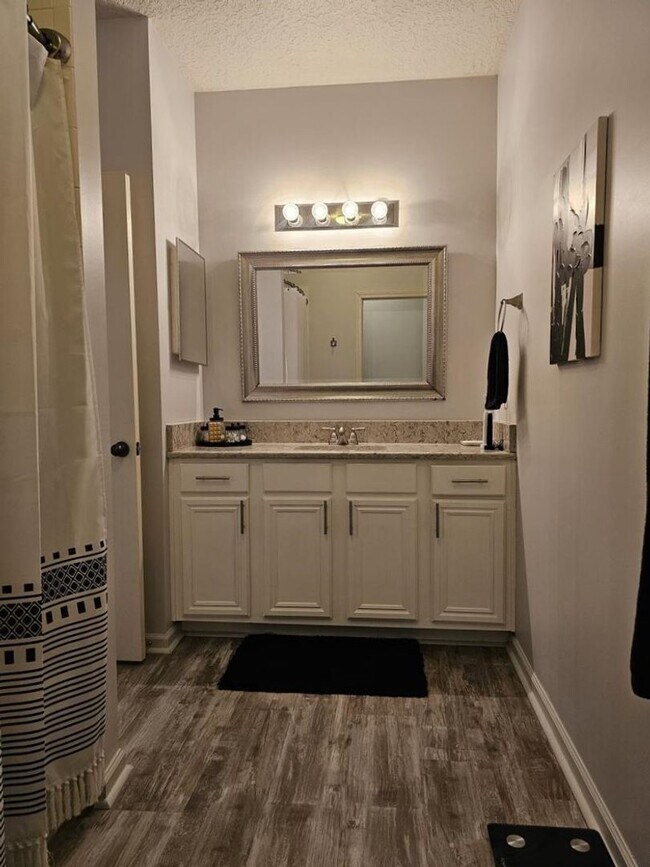 Building Photo - Beautiful end unit!