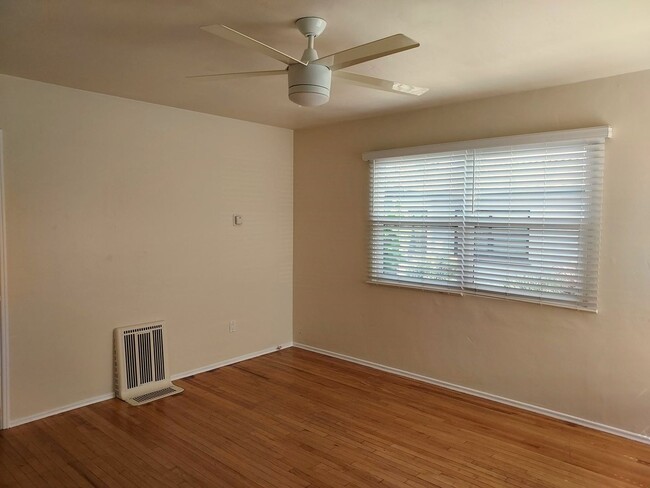 Building Photo - South Park Area 2 Bedroom Cottage w/Garage