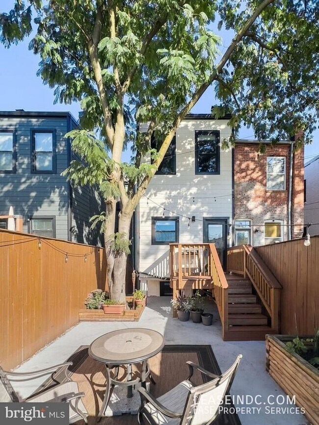 Building Photo - 121 15th St SE