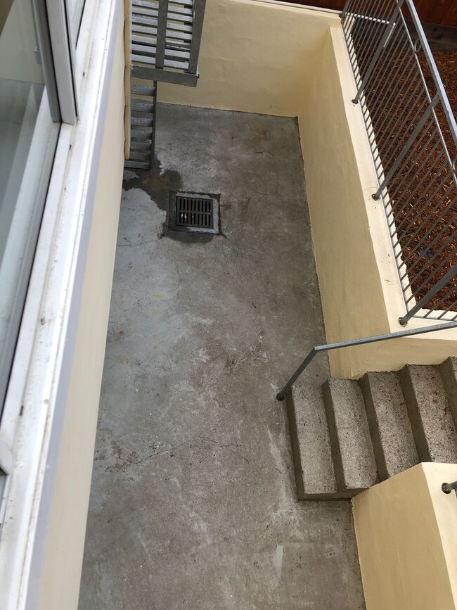 Building Photo - COMING SOON! Huge bi-level 3 bedroom 2.5 b...