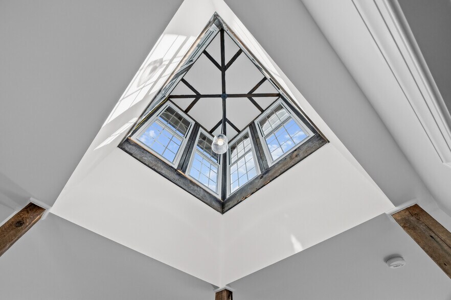 Building Photo - 131 W Walnut Ln