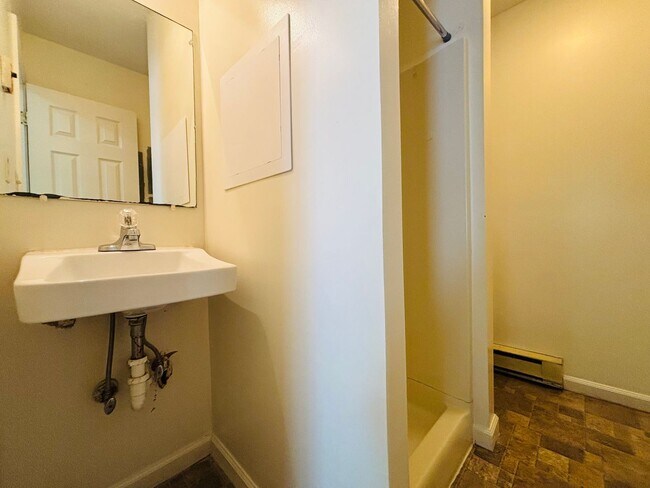 Building Photo - 355 Wakeman Ct NE
