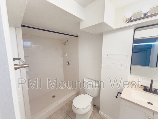 Building Photo - 872 N Main St