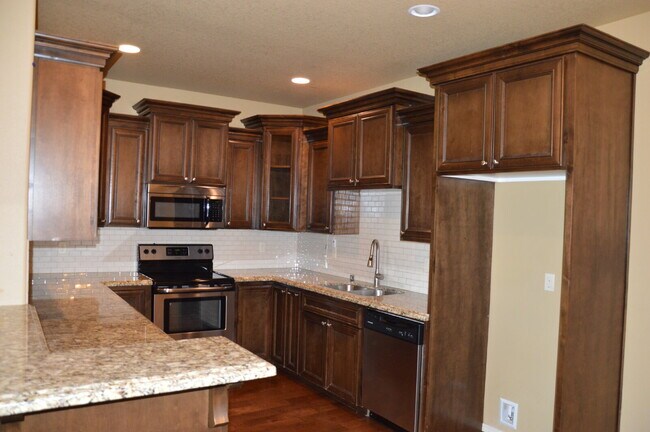 Building Photo - "Charming 3-Bed + Loft and 2 car garage Townhouse with Granite Elegance in Vancouver!"