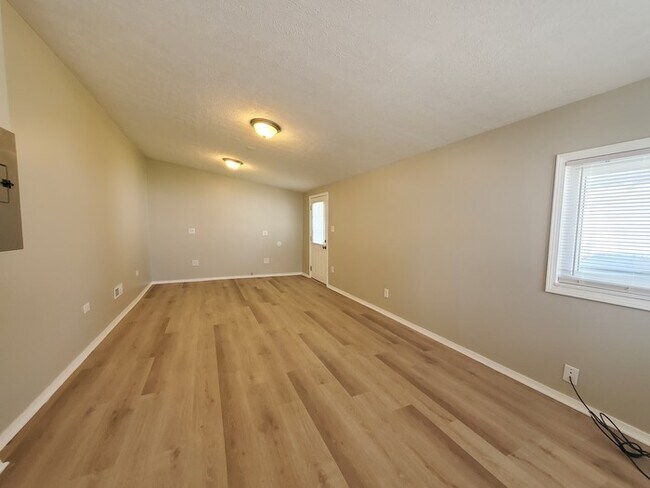Building Photo - 3760 Ardath Rd