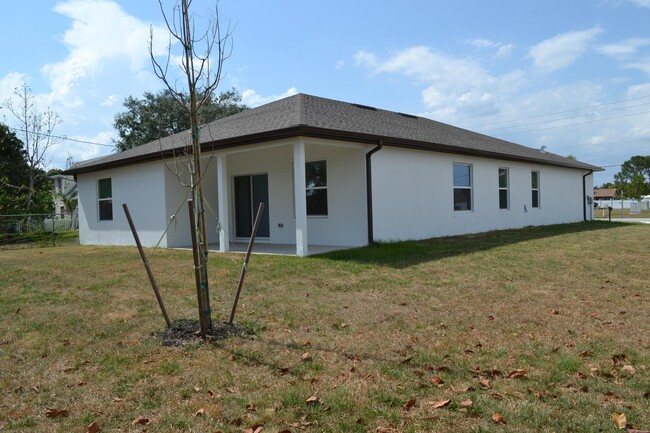 Building Photo - Northwest Airoso Boulevard, Port St. Lucie...