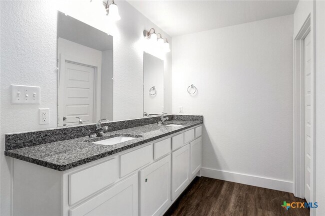 Building Photo - 1904 Royal Loop