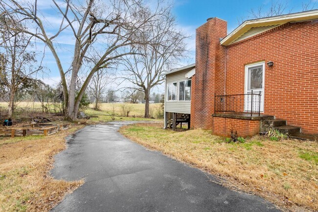Building Photo - 3 Bedroom / 2.5 Bath Home ? Johnson City, TN