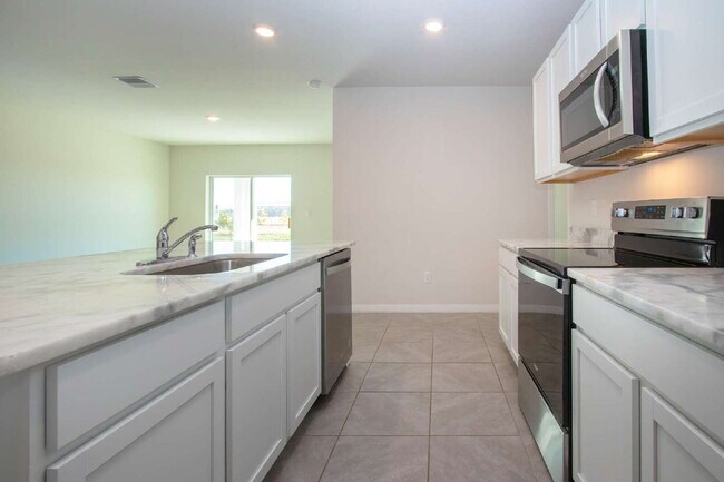 Building Photo - Spacious 5-Bed Retreat with Granite Elegance in Lakewood Ranch