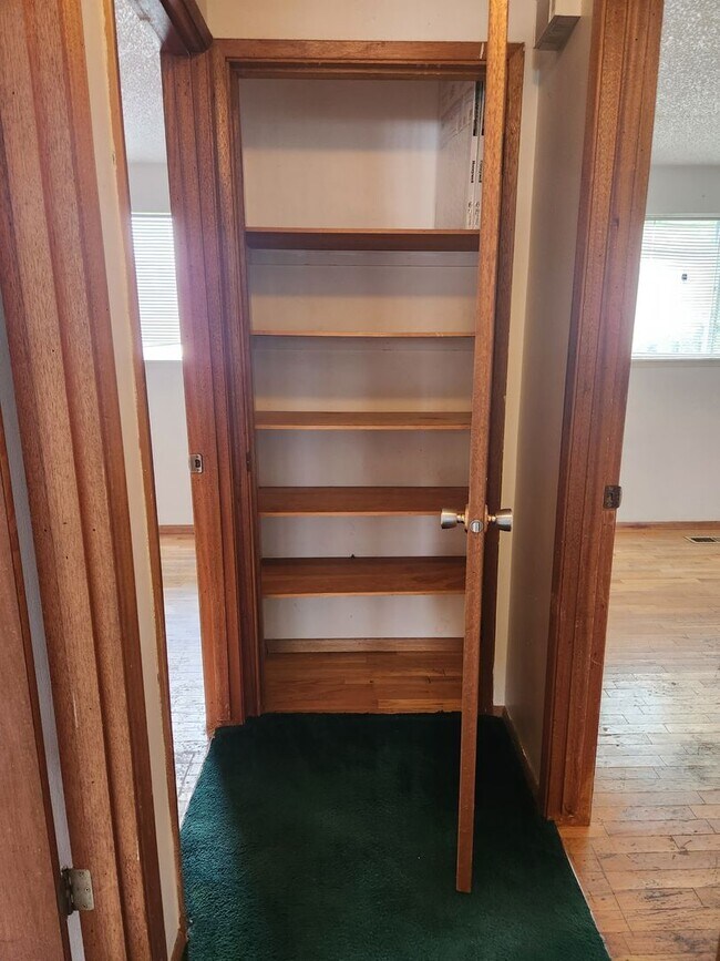 Building Photo - b1810