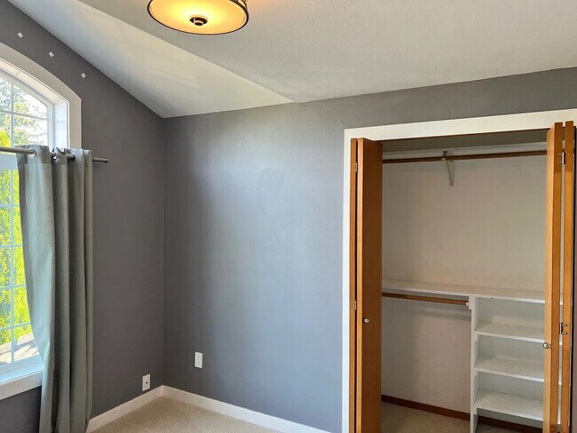 Building Photo - STUNNING CUSTOM HOME! IN STEILACOOM- MINUT...