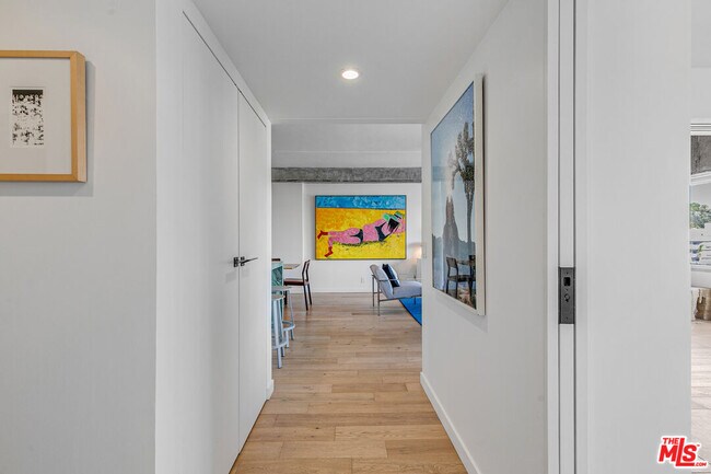 Building Photo - 7135 Hollywood Blvd