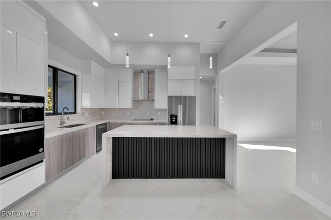 Building Photo - 436 NW 38th Ave