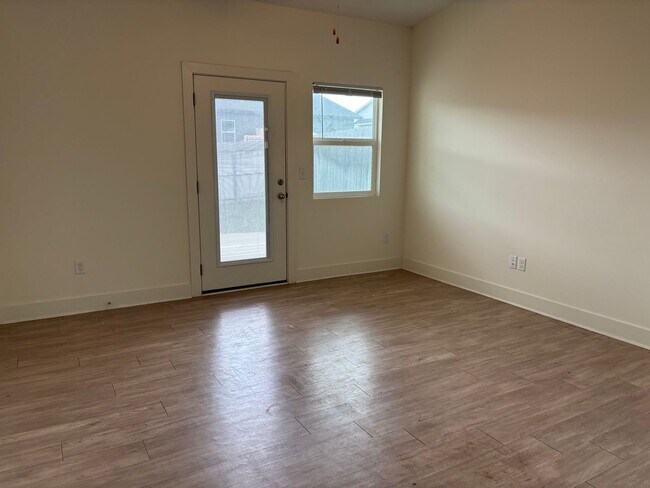 Building Photo - 1717/19 Hickory Creek