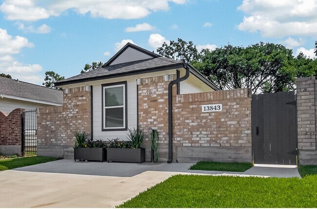 Building Photo - 13843 Northlake Dr