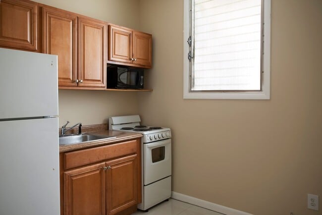 Building Photo - Studio Apartment NO PETS
