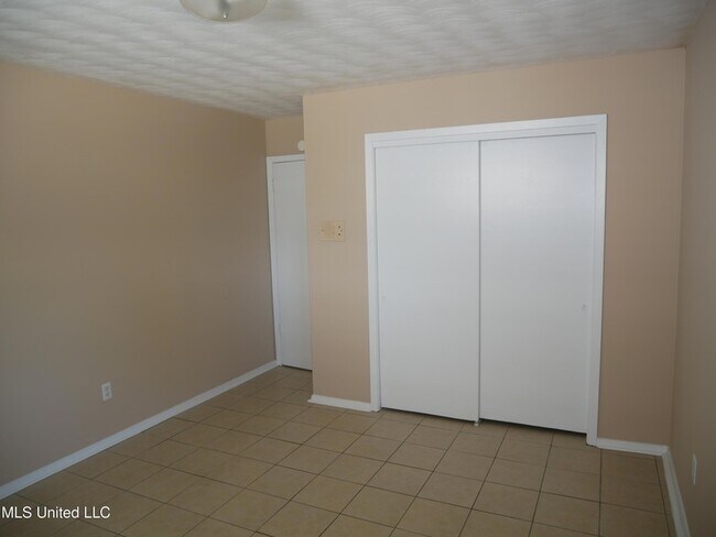 Building Photo - 1416 Vicksburg Dr