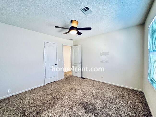 Building Photo - Blue Valley Northwest home on a cul-de-sac w/ granite counters, ss appliances and fenced yard!