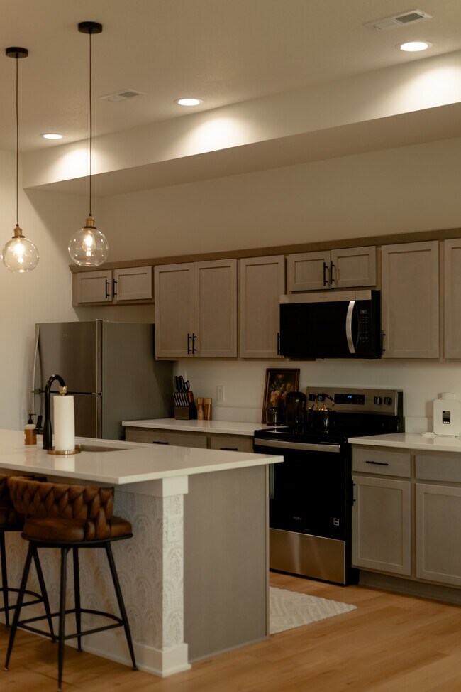 Building Photo - 1204 SW Franklin Dr