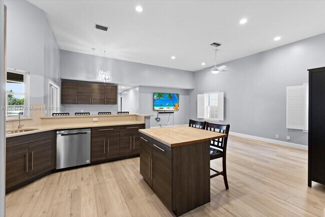 Building Photo - 642 Heritage Dr