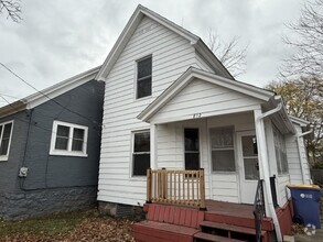 Building Photo - West Side 3-bedroom