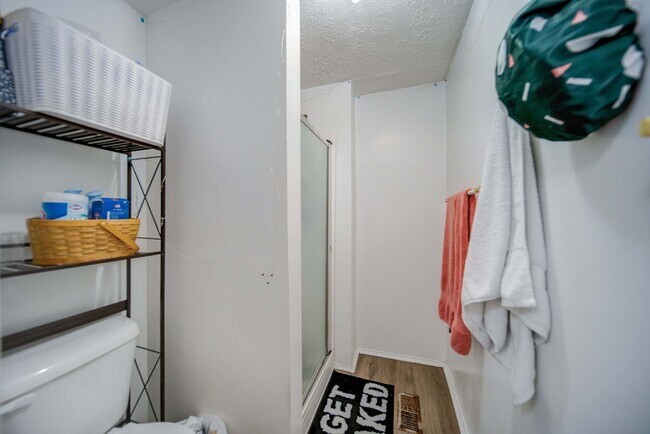 Building Photo - Massive 10 Bedroom Newly Renovated House P...