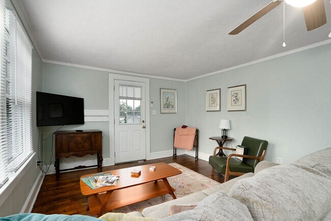 Building Photo - One Bedroom Garage Apartment in 5 Points!!