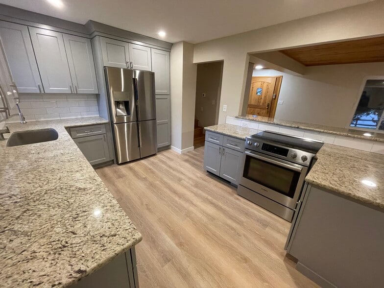 Kitchen - 33 Minden Cir
