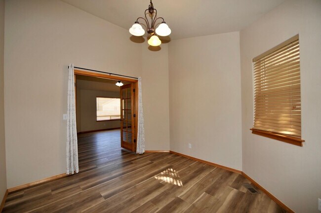 Building Photo - 3 bed 2 bath rancher with office