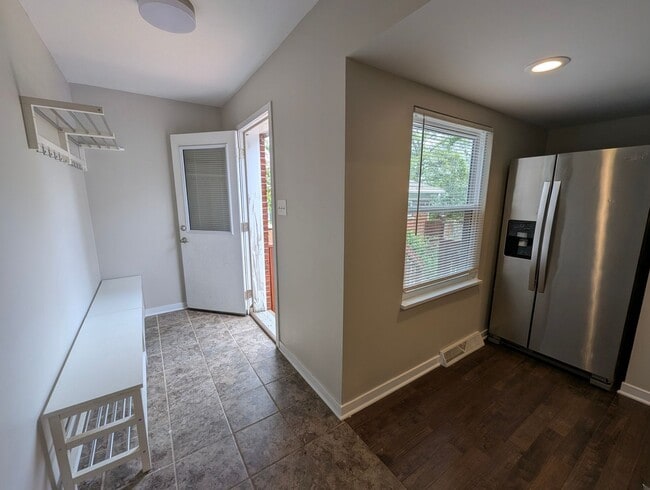 Building Photo - Elevated Living in University City