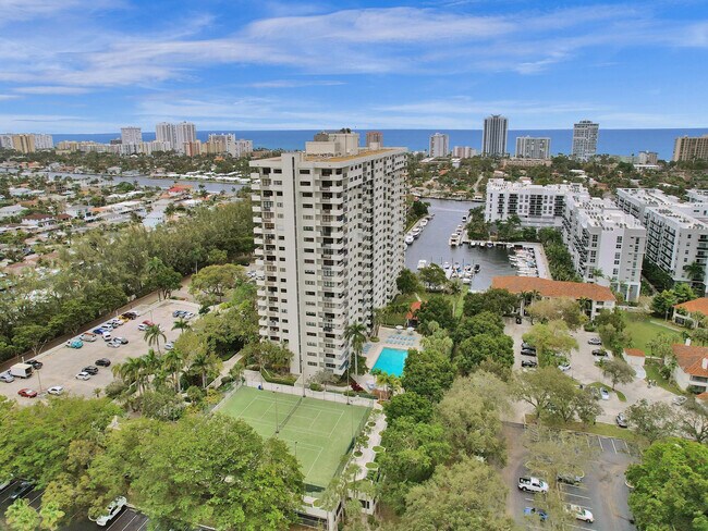 Building Photo - 3200 Port Royale Dr N