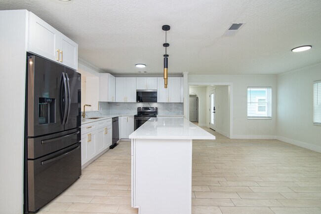 Building Photo - 111 Zoratoa Ave